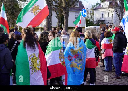 Berlin, Allemagne - 2 mars 2026 : les partisans de la diaspora iranienne brandissent des drapeaux d'avant 1979 et des drapeaux israéliens lors d'un rassemblement de solidarité devant l'ambassade d'Israël. Banque D'Images