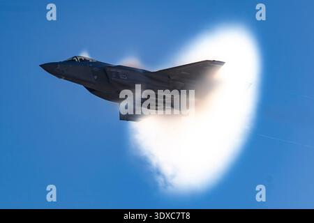 Le Major Melanie 'Mach' Kluesner de l'US Air Force, pilote de l'équipe de démonstration F-35A Lightning II, exécute des manœuvres aériennes de précision lors d'un spectacle aérien d'entraînement à la Hill Air Force base, Utah, Dec. 5, 2024. La séance d'entraînement permet de s'assurer que l'équipe maintient un rendement et une préparation optimaux pendant la saison morte. Usage éditorial exclusif. Ne pas approuver. Crédit : US Air Force / aviateur senior Nicholas Rupiper. Banque D'Images