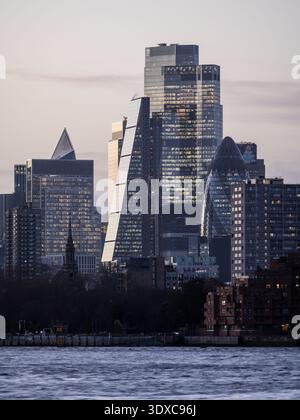 Les gratte-ciel sont éclairés au crépuscule dans le quartier des affaires de la City de Londres. Banque D'Images