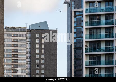 James Riley point, une tour des années 1960, contraste avec le nouvel immeuble d'appartements Icona point lors de la régénération du Carpenters Estate à Stratf Banque D'Images
