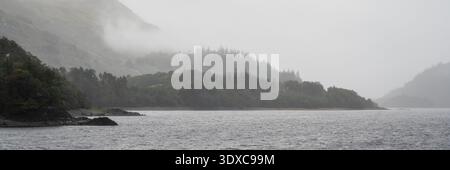 La pluie enveloppe les puits Cumbriens au réservoir Thirlmere dans le Lake District en Angleterre. Banque D'Images