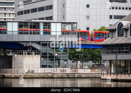 Un train Docklands Light Railway arrive à la gare de South Quay dans les Docklands de l'est de Londres. Banque D'Images