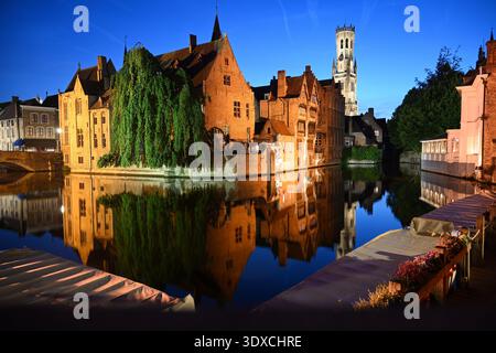 Rosary Quay dans la vieille ville de Bruges, Belgique. Bruges Cityscape Dock du Rosaire (Rozenhoedkaai) et Belfort (beffroi) tour et maisons médiévales à Nigh Banque D'Images