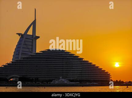 Burj Al Arab et Jumeirah Marsa Al Arab Beach Hotel au coucher du soleil, emblématique monument de Dubaï, ciel coloré, architecture de luxe, scène de voyage. Golden Hour Banque D'Images