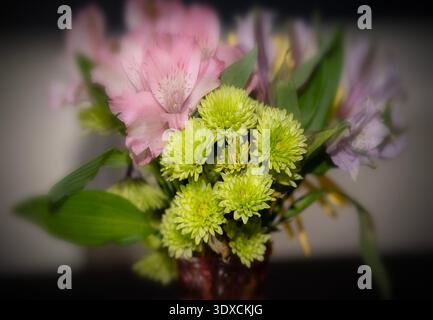 Un arrangement floral avec un chrysanthème vert Banque D'Images