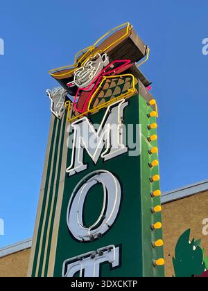 Gros plan d'une enseigne au néon d'un motel d'époque exposée dans un musée des enseignes au néon de Las Vegas. Banque D'Images