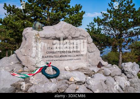 Vue rapprochée de la plaque commémorative historique sur le pic 3 du mont San Michele, Frioul-Vénétie Julienne, Italie. L'inscription honore l'an italien Banque D'Images