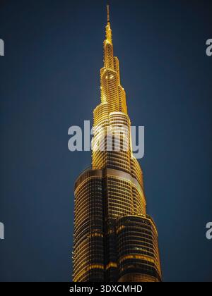 11 29 2025 - Dubaï, Émirats arabes Unis. Burj Khalifa la nuit dans les gratte-ciel illuminés de Dubaï Banque D'Images