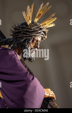 Gros plan de la sculpture baroque vénérée Gran Poder de Juan de Mesa lors de sa procession de la semaine Sainte à l'aube du vendredi Saint à Séville, Andalousie, Spai Banque D'Images