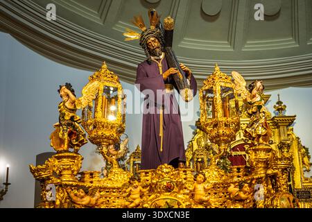 Statue de El Gran Poder sur son flotteur paso élaboré, préparé dans la basilique pour la procession du vendredi Saint pendant la semaine Sainte à Séville, Andalousie, Spai Banque D'Images