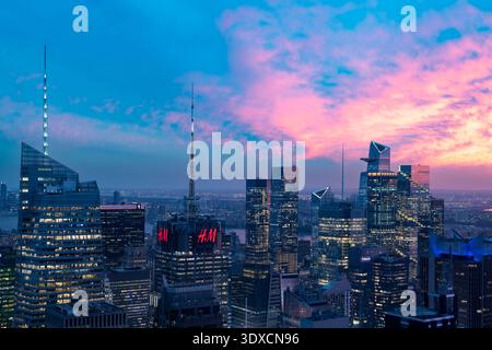 Une vue panoramique en grand angle met en valeur l'architecture dense et l'étalement urbain de Manhattan au crépuscule. Banque D'Images