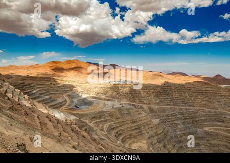 Une vaste mine de cuivre à ciel ouvert présente de profondes terrasses creusées dans le paysage désertique du nord du Chili. Banque D'Images