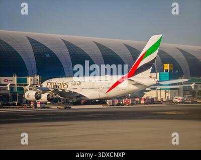 11 23 2025 - Dubaï, Émirats arabes Unis. Airbus A380-800 d'Emirates Airlines, le plus grand avion de passagers au monde présent à l'aéroport international de Dubaï Banque D'Images