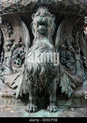Gros plan d'un lion de fer orné sur une fontaine historique de Venise, mettant en valeur l'artisanat et le design décoratif. Banque D'Images