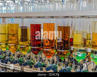 Production de parfum. Différents parfums dans des bouteilles. Ligne robotisée de production de parfum avec distribution automatisée de parfum Banque D'Images