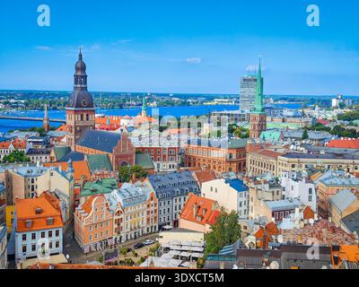 Vieille ville de Riga. Vue aérienne par drone. Vue panoramique sur le centre-ville de la capitale lettone Banque D'Images