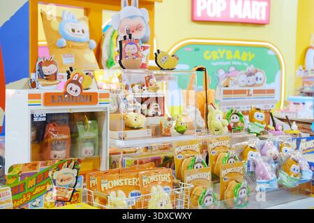 Pattaya, Thaïlande - 14 novembre 2025 : le magasin vibrant Pop Mart présente les objets de collection Labubu, Molly et les monstres dans un environnement de centre commercial joyeux Banque D'Images