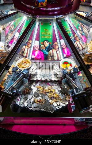 Machine à pièces de monnaie au Palace of Fun Games et salle de jeux d'arcade sur Brighton Palace Pier, Brighton, Angleterre Banque D'Images