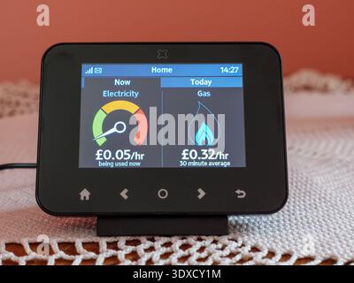 Affichage du compteur intelligent d'énergie domestique montrant le coût de consommation de l'électricité et de la consommation de gaz, Angleterre, Royaume-Uni Banque D'Images