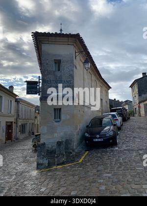 Restaurant en forme de coin dans une rue pavée de la vieille ville de Saint-Émilion, Libourne, Nouvelle-Aquitaine, France, septembre 2022 Banque D'Images