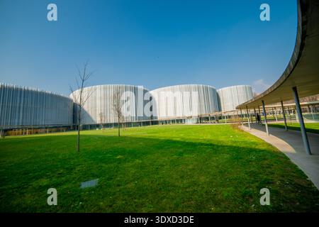 Milan Italie 27 février 2026 : complexe architectural contemporain de l'Université Bocconi caractérisé par des bâtiments cylindriques avec des façades métalliques et vertes Banque D'Images