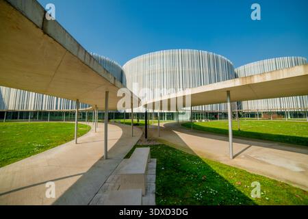 Milan Italie 27 février 2026 : complexe architectural contemporain de l'Université Bocconi caractérisé par des bâtiments cylindriques avec des façades métalliques et vertes Banque D'Images