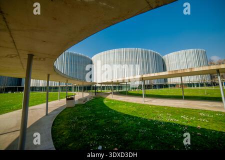 Milan Italie 27 février 2026 : complexe architectural contemporain de l'Université Bocconi caractérisé par des bâtiments cylindriques avec des façades métalliques et vertes Banque D'Images