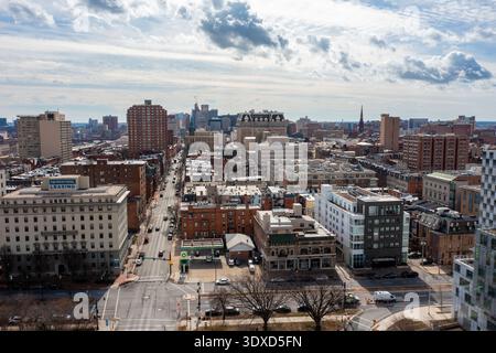 Baltimore Maryland - 23 février 2022 : vue aérienne de l'horizon de Baltimore regardant vers le centre-ville avec des gratte-ciel et des bâtiments historiques Banque D'Images