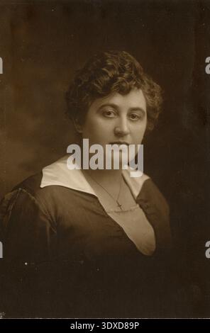 Cette image montre une photographie de portrait d'une femme, probablement datant du début du XXe siècle basée sur le style de la photographie Banque D'Images