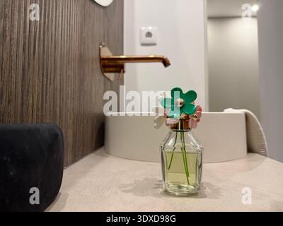 bouteille de parfum sur le comptoir de salle de bain moderne, bannière, concept de beauté, parfum, décoration intérieure Banque D'Images