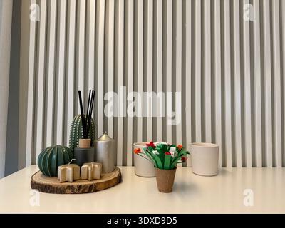 affichage de décoration à la maison sur table blanche avec mur à lattes, concept de design d'intérieur, vente au détail, style de vie, avec copyspace Banque D'Images