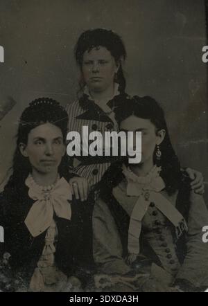 Photographie américaine antique en tintypage représentant trois jeunes femmes non identifiées, probablement du milieu à la fin du XIXe siècle Banque D'Images