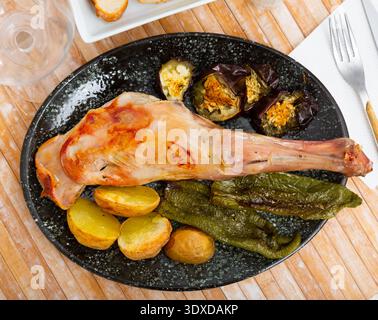 Épaule d'agneau rôti avec des légumes Banque D'Images