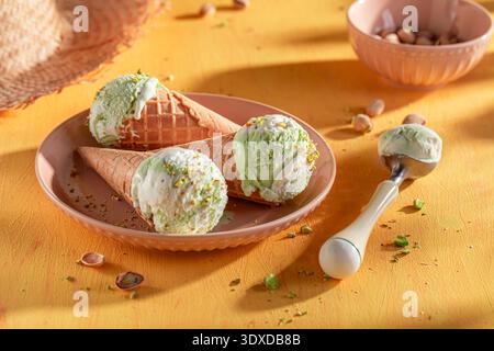 Glace à la pistache maison et savoureuse à base de noix vertes. Crème glacée à base de crème et de pistaches. Banque D'Images