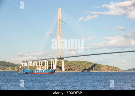 Pont Russky à Vladivostok avec cargo, Russie Banque D'Images