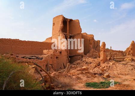 Ruines de briques de boue en ruines d'un ancien bâtiment dans le village historique de Shaqra, en Arabie Saoudite Banque D'Images