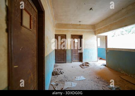 Portes d'appartement en bois à l'intérieur d'un bâtiment patrimonial à Shaqra, un village désertique historique dans la province de Riyad, en Arabie Saoudite Banque D'Images