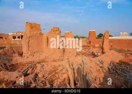 Ruines de briques de boue en ruines d'un ancien bâtiment dans le village historique de Shaqra, en Arabie Saoudite Banque D'Images