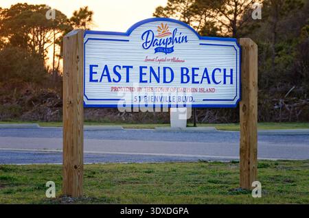 Dauphin Island, Alabama, États-Unis - 27 février 2026 : un panneau se trouve à l'entrée de East End Beach à Dauphin Island, Alabama. Banque D'Images