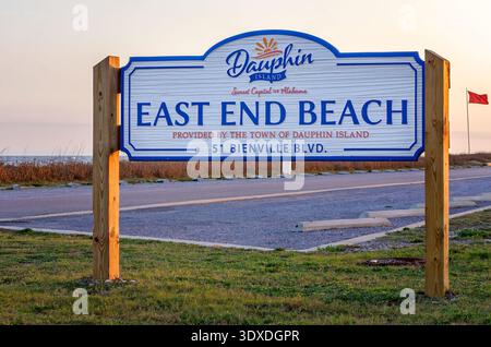 Dauphin Island, Alabama, États-Unis - 27 février 2026 : un panneau se trouve à l'entrée de East End Beach à Dauphin Island, Alabama. Banque D'Images