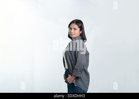 Portrait de profil latéral d'une belle femme indonésienne. Cliché studio propre pour le style de vie, la mode et les jeunes concepts professionnels. Banque D'Images