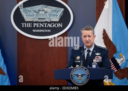 Le secrétaire à la Guerre Pete Hegseth et le président des chefs d'état-major interarmées général Dan Caine donnent un point de presse sur l'opération Epic Fury au Pentagone, Washington, D.C. le 2 mars 2026. (Photo Dow du sergent Madelyn Keech, état-major de la U.S. Air Force) Banque D'Images