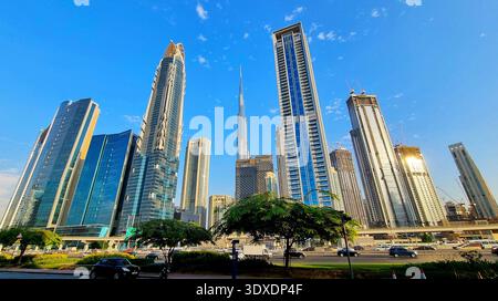 Vue panoramique sur l'horizon ultra-moderne de la ville avec le gratte-ciel Burj Khalifa à Dubaï, Émirats arabes Unis Banque D'Images