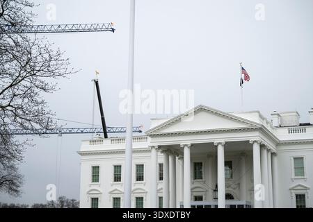 Washington, États-Unis. 02 mars 2026. Grues de construction près de la Maison Blanche, à Washington, DC, le lundi 2 mars, 2026. (Graeme Sloan/Sipa USA) crédit : Sipa USA/Alamy Live News Banque D'Images