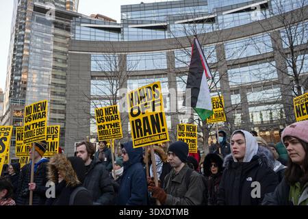 New York, New York, États-Unis. Mars 2026. Les manifestants se rassemblent à Columbus Circle pour dénoncer les attaques américano-israéliennes contre l'Iran qui ont commencé le 28 février Crédit : Joseph Reid/Alamy Live News Banque D'Images
