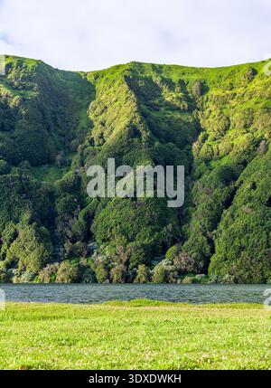 Cratère volcanique Sete Cidades. Des falaises verdoyantes entourent un lagon bleu profond. Lacs jumeaux à l'intérieur de la caldeira sur l'île de Sao Miguel. Banque D'Images