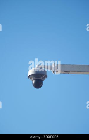 Caméra de sécurité montée sur poteau contre ciel dégagé Banque D'Images