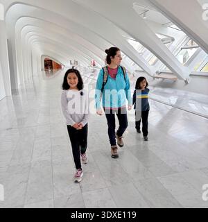 Une maman et ses deux enfants traversent une aile du musée d'art de Milwaukee conçu par Santiago Calatrava, Banque D'Images