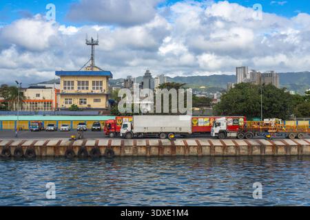 Camions et semi-remorques garés à Cebu City Port Pier aux Philippines Banque D'Images