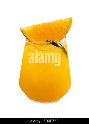 Cocktail jaune avec des glaçons et une tranche de citron dans un verre. Isolé sur fond blanc, vue de dessus. Banque D'Images